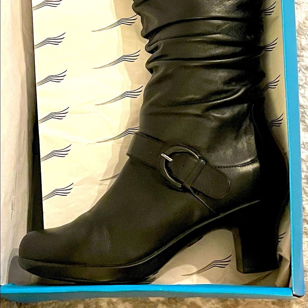 Dansko women size 40/9 fall/winter boots. lightly used. A lot of life left.